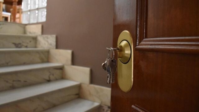 Llaves en la puerta de un casa