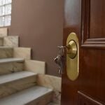 Llaves en la puerta de un casa