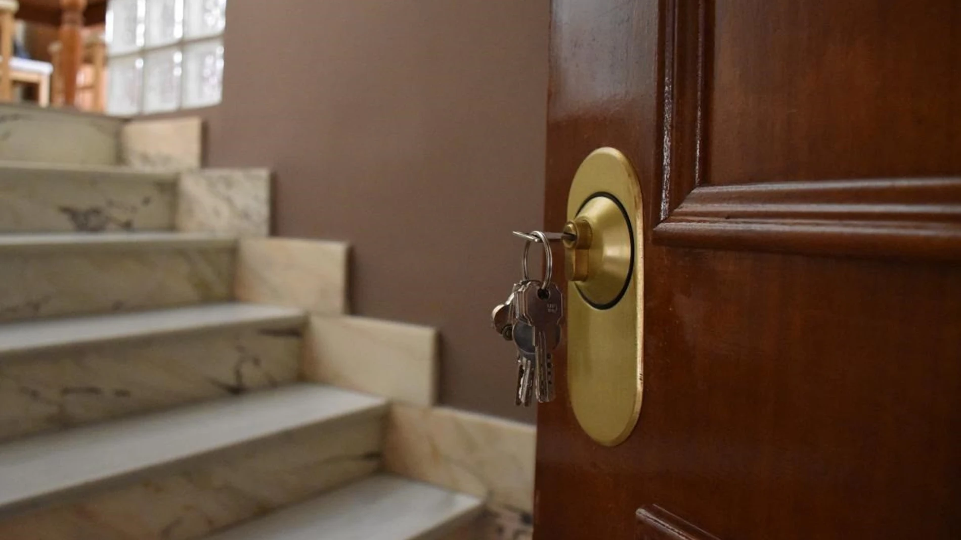 Llaves en la puerta de un casa