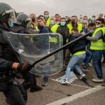 Un grupo de agricultores se enfrenta a los agentes de la Guardia Civil para acceder a la autopista AP-7 entre Sevilla y Cádiz, a la altura de la localidad sevillana de El Cuervo