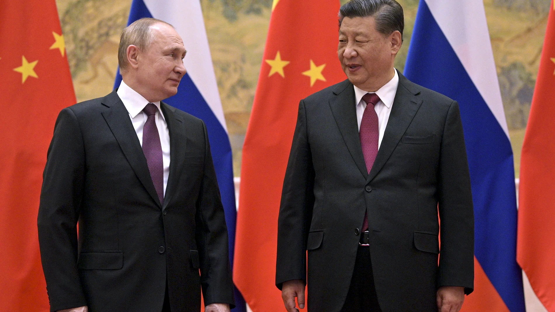 El presidente chino Xi Jinping, a la derecha, y el presidente ruso Vladimir Putin conversan durante su reunión en Pekín, China, el viernes 4 de febrero de 2022. Putin llegó el viernes a Pekín para la inauguración de los Juegos Olímpicos de Invierno y las conversaciones con su homólogo chino Xi Jinping, mientras los dos líderes buscan proyectarse como un contrapeso a Estados Unidos y sus aliados