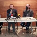 El abogado Benet Salellas, con familias de la escuela Turó del Drac de Canet de Mar EUROPA PRESS