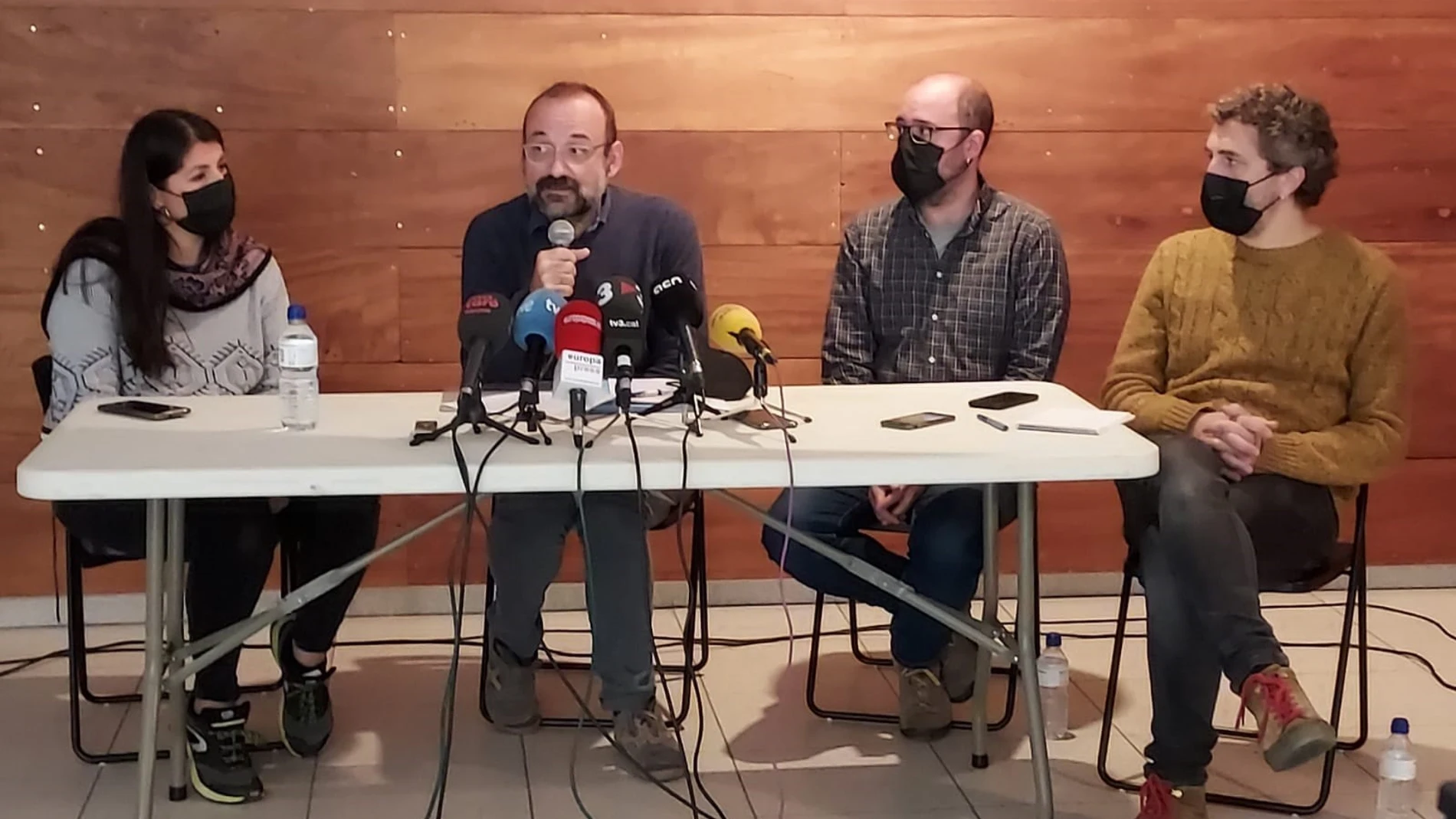 El abogado Benet Salellas, con familias de la escuela Turó del Drac de Canet de Mar EUROPA PRESS