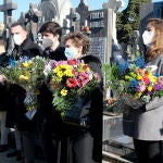 Mapi de las Heras, viuda de Mújica, y algunos de sus nietos, llevan flores, durante el homenaje al dirigente socialista y abogado Fernando Múgica, por el 26 aniversario de su muerte, en el cementerio de Polloe, a 5 de febrero de 2022, en San Sebastián, País Vasco (España). El PSE-EE de Gipuzkoa ha organizado una ofrenda floral en recuerdo al dirigente socialista Fernando Múgica. Hoy se cumplen 26 años de su asesinato a manos de ETA. 05 FEBRERO 2022 Nagore Iraola / Europa Press 05/02/2022