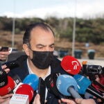 El diputado de UPN, Carlos García Adanero, atiende a los medios de comunicación, a su llegada a la sede de Unión del Pueblo Navarro (UPN)