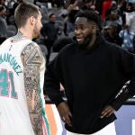 Juancho Hernangómez dialoga con Usman Garuba en un reciente Spurs-Rockets
