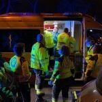 Un joven de 22 años ha resultado esta noche herido de gravedad al recibir varias puñaladas en el transcurso de una reyerta ocurrida en la calle José del Hierro, en el distrito madrileño de Ciudad Lineal