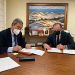 Los presidentes de Proyecto Hombre Sevilla y de Fundación Caja Rural del Sur, Antonio Fragero y José Luis García-Palacios Álvarez, respectivamente, en la firma del convenio
