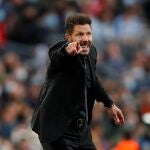 Simeone da instrucciones a los jugadores del Atlético en el partido del Camp Nou