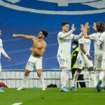 Marco Asensio, sin camiseta, celebra el gol del Real Madrid al Granada en LaLiga