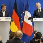 El ministro de Economía alemán, Robert Habeck, (izquierda), y el ministro de Finanzas francés, Bruno Le Maire (derecha), en la rueda de prensa conjunta que celebraron en París el pasado lunes. (AP Photo/Michel Euler)