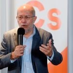 El candidato de Ciudadanos a la Junta de Castilla y León, Francisco Igea, participa en un encuentro abierto en la localidad vallisoletana de Arroyo de la Encomienda