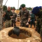 El jefe de Estado Mayor de las Fuerzas Armadas francesas, Thierry Burkhard, durante una visita de representación en un pueblo saheliano en un recinto de la Academia Internacional para la Lucha contra el Terrorismo, ubicado en Jacqueville, en Costa de Marfil