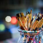 La exposición "La fuerza oculta del color" destaca por obras marcadas por uno de los rasgos fundamentales de Ángela Mena