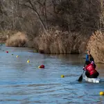 La contaminación farmacéutica se detectó en los ríos de todos los continentes. En la imagen, un piragüista en el río Tajo