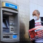 El anciano impulsor de la campaña "Soy mayorNoidiota", Carlos San Juan, posa junto a un cajero automático