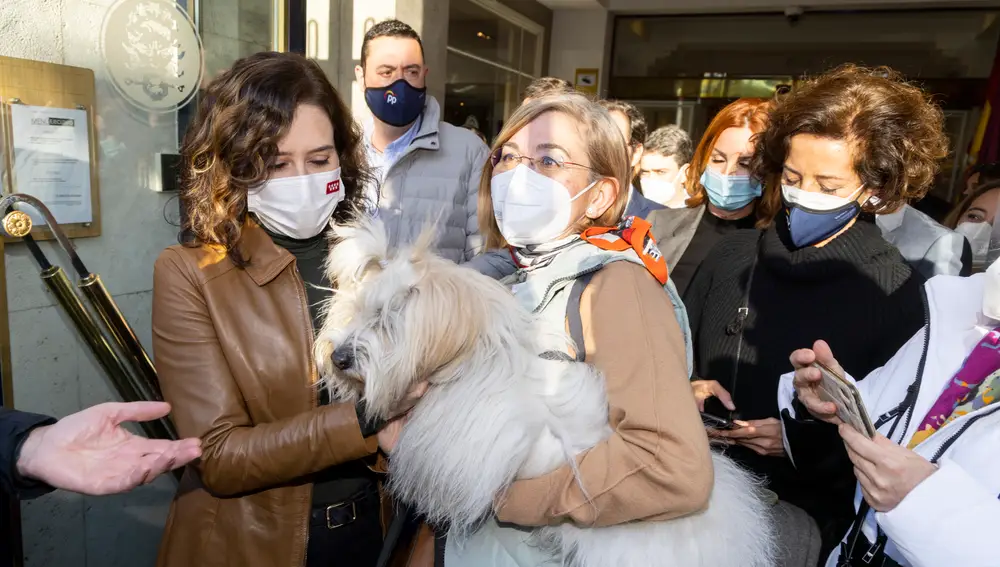 La presidenta de la Comunidad de Madrid, Isabel Díaz Ayuso, recibe el cariño de los vallisoletanos