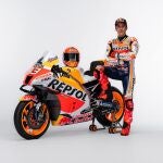 Marc Márquez posa con la nueva Honda de la temporada 2022