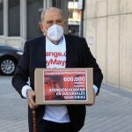 Carlos San Juan, el impulsor de la campaña 'Soy mayor, no idiota', registró 600.000 firmas en el Ministerio Economía para exigir a los bancos una mejor atención