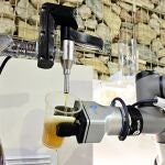 Un brazo robotizado sirve un vaso de cerveza como muestra de una de las alternativas que se ofrecen en el Salón de Innovación de la Hostelería "H&T" en Málaga. EFE / Jorge Zapata