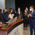 Fernández Mañueco conversa con el personal que controlará el tiempo del debate