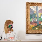 La baronesa Carmen Cervera, junto a la obra 'Mata Mua' de Paul Gauguin