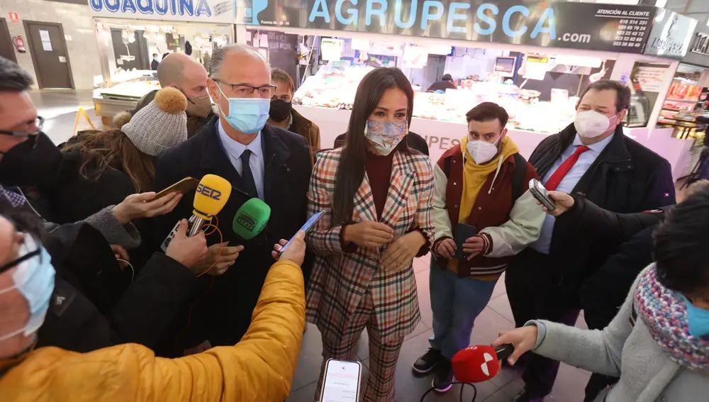 SALAMANCA, 09/02/2022.- La vicealcaldesa y portavoz del Grupo Municipal de Ciudadanos en el Ayuntamiento de Madrid, Begoña Villacís (c), atiende a la prensa mientras visita el Mercado Central de Salamanca acompañada por el candidato de Ciudadanos a las Cortes de Castilla y León por la provincia de Salamanca Luis Fuentes (i) este miércoles. EFE/J.M.García