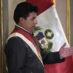 El presidente de Perú, Pedro Castillo, gesticula antes de la toma de posesión de su nuevo gabinete en el palacio de Gobierno en Lima, Perú