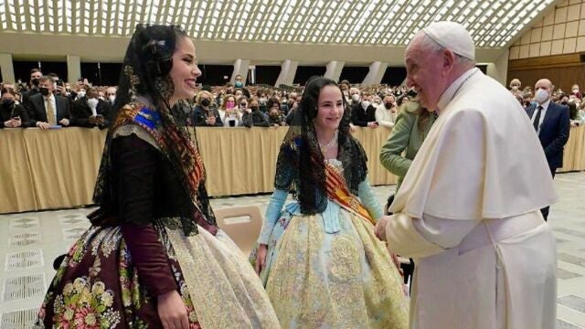 El Papa Francisco, esta mañana junto a las Falleras Mayores de Valencia