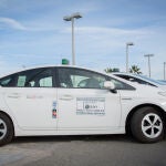 Los taxis de Valencia son blancos y llevan el escudo de la Generalitat en la puerta