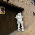 Un criminalista de la Guardia Civil trabaja en las inmediaciones del trastero donde han hallado sin vida a una menor de 17 años, a 9 de febrero de 2022, en Totana, Murcia