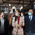 La vicealcaldesa y portavoz del Grupo Municipal de Ciudadanos en el Ayuntamiento de Madrid, Begoña Villacís (c), visita el Mercado Central de Salamanca acompañada por el candidato de Ciudadanos a las Cortes de Castilla y León por la provincia de Salamanca Luis Fuentes (d) este miércoles