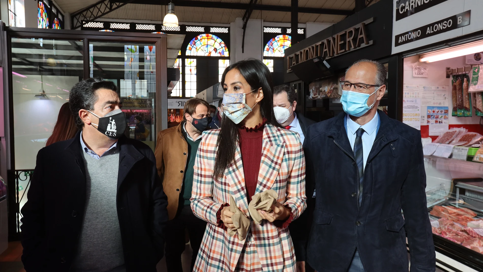La vicealcaldesa y portavoz del Grupo Municipal de Ciudadanos en el Ayuntamiento de Madrid, Begoña Villacís (c), visita el Mercado Central de Salamanca acompañada por el candidato de Ciudadanos a las Cortes de Castilla y León por la provincia de Salamanca Luis Fuentes (d) este miércoles