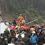 Autoridades y miembros de cuerpos de rescate trabajan en una zona afectada por un deslizamiento de tierra causado por las fuertes lluvias en la ciudad de Pereira (Colombia).