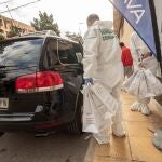 Agentes de la unidad criminalística de la Guardia Civil sacan bolsas con pruebas del garaje de la calle de la Rambla número 7 donde este miércoles ha aparecido, en el interior de un trastero, el cadáver de la joven de 17 años