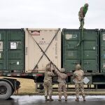 Soldados del 2º Regimiento de Caballería de Estados Unidos se preparan antes de su despliegue en Rumanía en la Base Aérea de Estados Unidos, en Vilseck