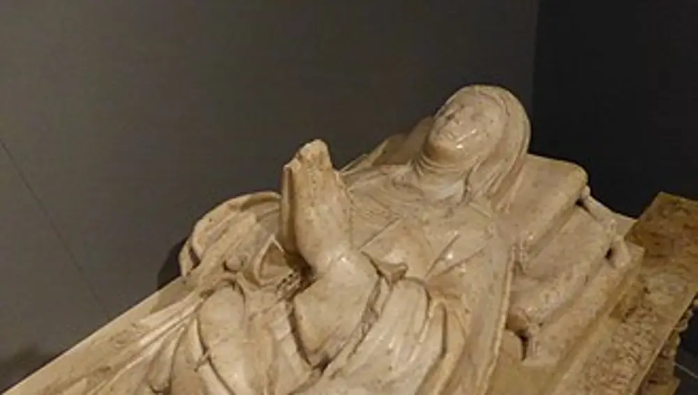 Escultura yacente de Beatriz Galindo