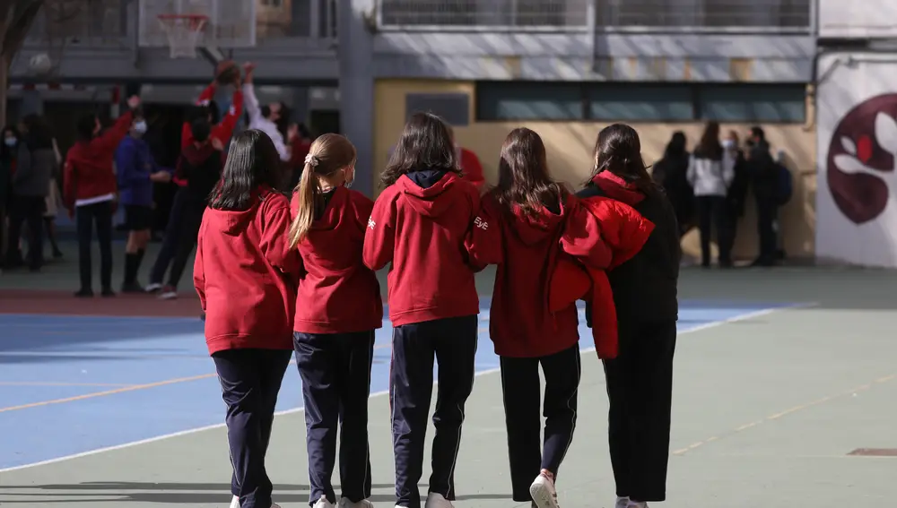 Un grupo de niñas en el patio del colegio Blanca de Castilla, en Madrid
