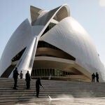 Varios operarios limpian las escaleras de acceso al Palau de Les Arts de Valencia donde el pr&oacute;ximo S&aacute;bado se celebrar&aacute; la Gala de los Premios Goya