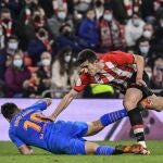 Hugo Duro y Vivian, durante la ida de la semifinal de Copa en San Mamés
