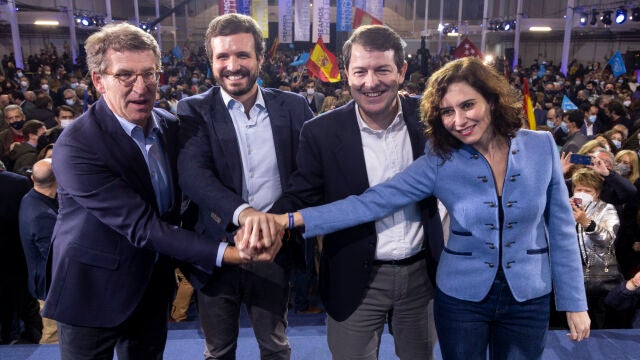 (I-D) El presidente de la Xunta de Galicia, Alberto Núñez Feijoo; el presidente del PP, Pablo Casado; el candidato del PP a la presidencia de Castilla y León, Alfonso Fernández Mañueco y la presidenta de la Comunidad de Madrid, Isabel Díaz Ayuso
