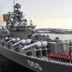 Imagen de archivo del crucero Mariscal Ustinov, durante unos ejercicios militares rusos en el Ártico