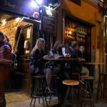 Ciudadanos en una zona de cañas de A Coruña