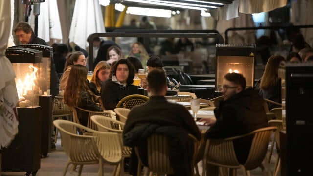 Ciudadanos en una zona de cañas y copas la noche que se eliminan las limitaciones horarias en La Coruña