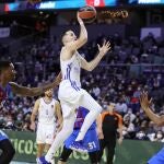 Heurtel intenta anotar en el último Madrid-Barça en la Euroliga