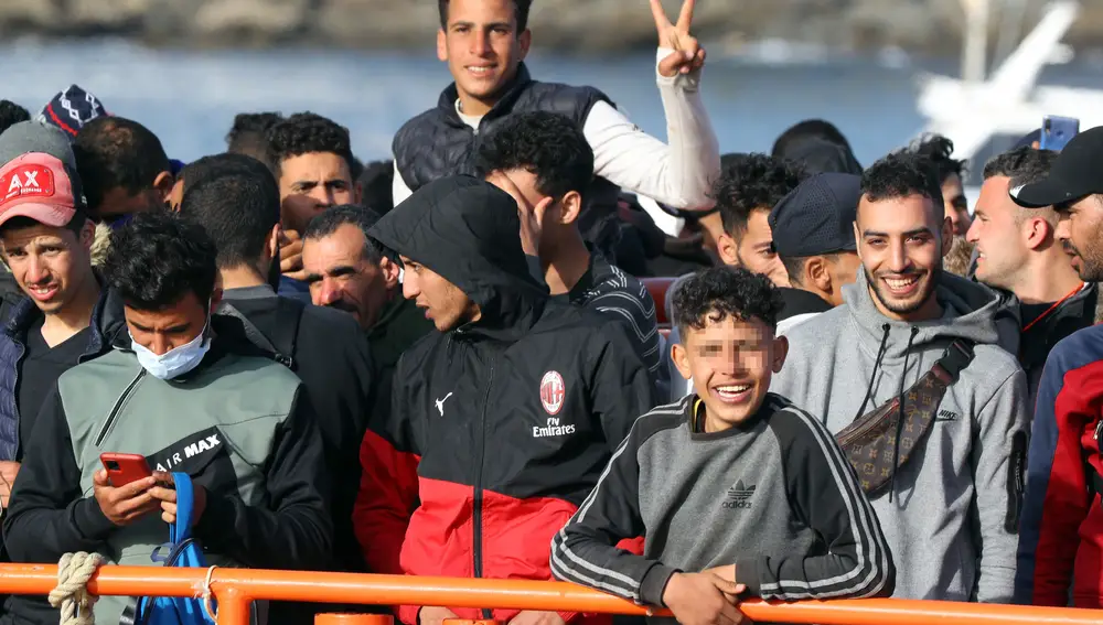 Un menor, tras ser rescatado el pasado mes de febrero en una patera que se dirigía a Canarias EFE/ Elvira Urquijo A.