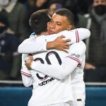 Mbappé celebra un gol con Messi