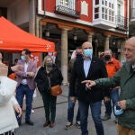 El candidato a la presidencia de la Junta por Ciudadanos, Francisco Igea(D) y el cabeza de lista por Palencia, José Manuel Otero 82D), junto a demás miembros de su agrupación en la calle Mayor de Palencia