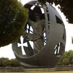 España cuenta con imponentes esculturas que reflejan la riqueza cultural de nuestro país, conmemorando eventos o personas influyentes en la historia española, como es el "Huevo de Colón"