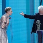 Pedro Almodóvar y Cate Blanchett en los Goya